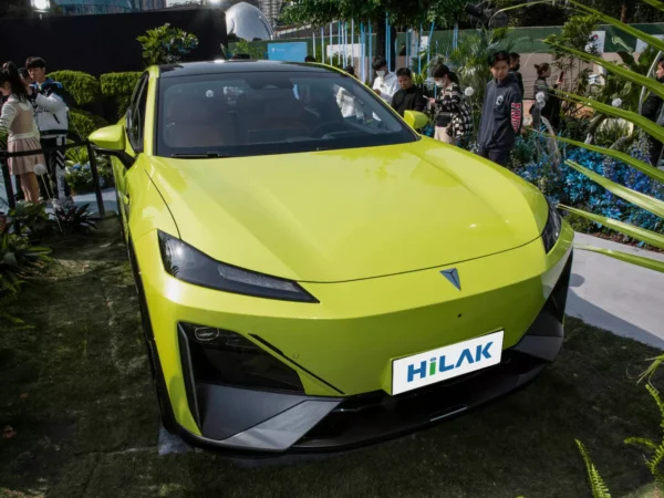 Close-up of the front end of the Deepal S7 yellow electric car.