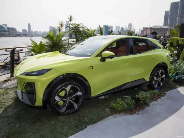 Side view of Deepal S7 yellow electric car.