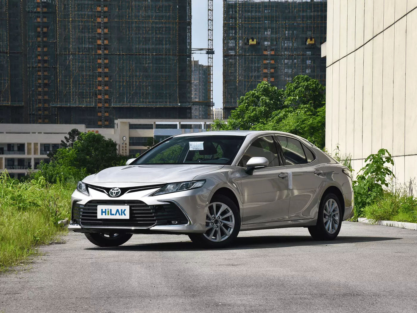 Left front view of a silver Toyota CAMRY 2.5Q electric car.